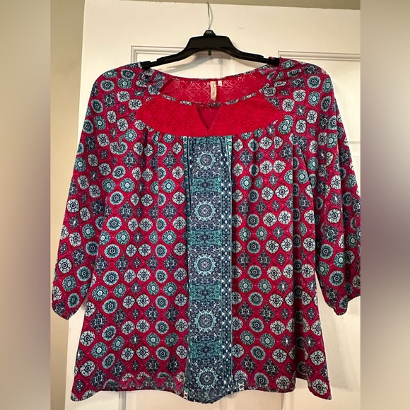 Red camel Medium colorful lace detail at top blouse. 3/4 length sleeves. - Picture 1 of 5